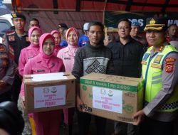 Polda Jabar Salurkan Bantuan Sosial bagi Warga Terdampak Banjir di Desa Karangligar