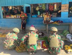 TNI Belanja Sayur Mama Papua, Satgas Yonif 521/DY Wujud Dukungan Ekonomi Lokal dan Pendekatan ke Masyarakat di Distrik Kelila