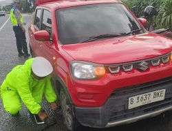 Personel Satlantas Polresta Bandara Soetta membantu Pengemudi grab yang Pecah Ban dan mengantarkan Penumpangnya menghindari keterlambatan ke Terminal 2 Bandara Soetta.