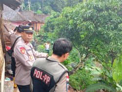 Kapolsek Malausma Beserta Anggota Cek TKP Tanah Longsor Yang Menimpa Rumah Warga