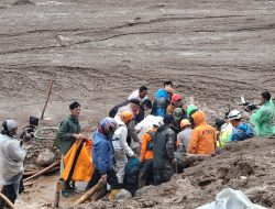 Personel Polda Jabar Gerak Cepat Bantu Evakuasi korban Tanah Longsor dan Banjir Bandang Yang Terjang Desa Pasirlangu Cisarua Kab. Bandung Barat