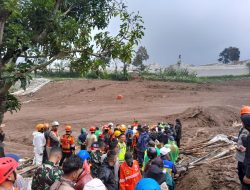 Tim DVI Polda Jabar dikerahkan ke Lokasi Longsor di Desa Pasirlangu Kec. Cisarua KBB