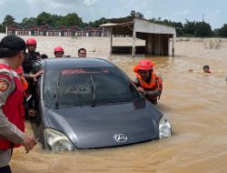 Tim SAR Sat Brimob Polda Jabar Evakuasi Barang dan Mobil Warga Terdampak Banjir di Ciasem Subang