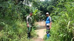 Anggota Koramil Ligung Siaga Banjir, Pimpin Karya Bakti Warga Antisipasi Luapan Sungai Cimanuk di Majalengka