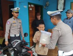 Kanit Kamsel Sat Lantas Polres Majalengka Gelar Jumat Berkah, Bagikan Beras kepada Anak Yatim Piatu