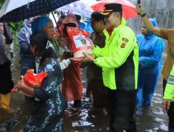 Kapolres Indramayu Tinjau Lokasi Banjir Sekaligus Salurkan Bansos Dari Kapolda Jabar
