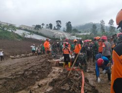 Tim SAR Batalyon B Pelopor Sat Brimob Polda Jabar Terus Lakukan Pencarian Korban Longsor di Pasirlangu