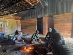 Sambangi Rumah Warga Satgas Yonif 521/DY Salurkan Bantuan Sembako dan Layanan Kesehatan di Distrik Napua