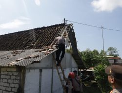 Tanggap Bencana, Polres Tuban Tangani Dampak Angin Puting Beliung