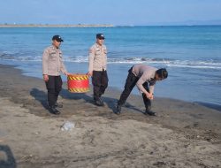 Peduli Lingkungan, Polisi Bersih-Bersih Objek Wisata Pesisir Pantai, Jaga Pantai jaga Lingkungan