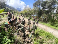 Gotong Royong Satgas Yonif 521/DY Bersama Warga Bersihkan Pemukiman di Distrik Walesi