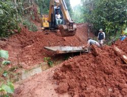 Cuaca Tak Jadi Penghalang, Pra TMMD Ke-127 di Desa Sindangwangi Tetap Pasang Gorong-gorong