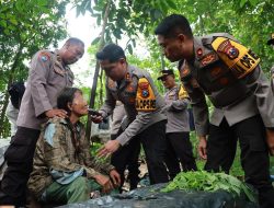 Polri Peduli : Polres Jember Evakuasi Kakek Tuna Wisma dari Hutan Jubung