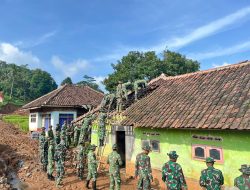 Solid! Pasukan Gabungan TNI Turun Tangan Rehab RTLH Warga Sindangwangi dalam TMMD ke – 127