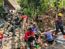 Kopi dan Gorengan Wujud Kebersamaan TNI dan Warga Saat Dilokasi TMMD