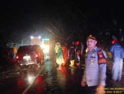Respons Cepat Satuan Pamapta Polres Majalengka Tangani Tanah Longsor di Kecamatan Maja