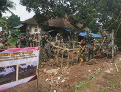 Bercucuran Keringat, Satgas TMMD ke-127 Kodim 0617/Majalengka Bangun Pondasi Pos Kamling di Sindangwangi
