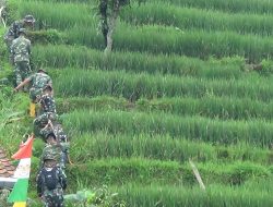 Penuh Perjuangan, Satgas TMMD Dorong Logistik BBM untuk Excavator di Sindangwangi