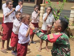 ‎Satgas Yonif 123/Rajawali Lewat Pos Bade, Ajarkan Anak-anak SD di Mememu Cara Sikat Gigi yang Benar untuk Hidup Sehat