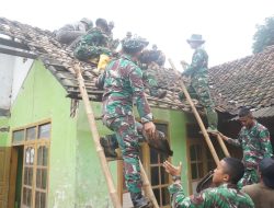 TNI dan Warga Kompak Bongkar Rumah Penjaga Sekolah dalam Program TMMD ke-127 di Sindangwangi
