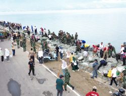 Melalui Karya Bhakti TNI, Kodam XXIII/Palaka Wira Tingkatkan Kepedulian Lingkungan di Pesisir Pantai dan Pasar Tradisional