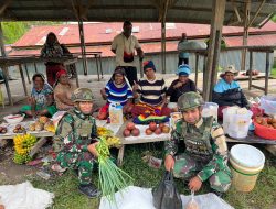 Roda Perekonomian Pasar Tradisional, Satgas Yonif 521/DY Hadir Dukung Kemajuan Masyarakat di Distrik Kelila