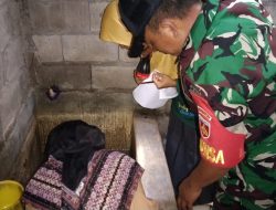 Cegah DBD Sejak Dini, Babinsa Nogosari Turun Langsung Cek Jentik Nyamuk di Rumah Warga