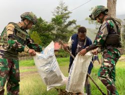 Wujudkan Pasar Bersih dan Sehat, Satgas Yonif 521/DY Gelar Karya Bhakti di Pasar Tradisional Kampung Bolakme