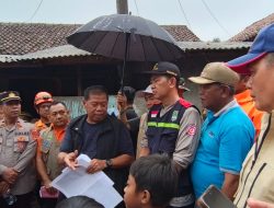 Kapolsek Malausma Dampingi Bupati Majalengka Tinjau Lokasi Bencana Alam di Desa Sukadana