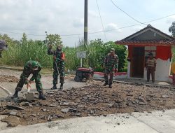 Babinsa Bantu Kerja Bakti Pengelupasan Aspal, Persiapan Pengecoran Jalan