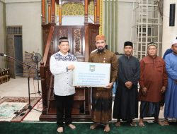 Awali Kunjungan di Aceh Timur, Kasatgas Tito Laksanakan Salat Subuh dan Serahkan Bantuan Kemasyarakatan