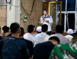 Penuh Khidmat, Kasatgas Tito Salat Tarawih Bersama Masyarakat Aceh Tamiang