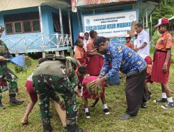 Ciptakan Lingkungan Sekolah Bersih, Satgas Yonif 521/DY Gelar Karya Bakti di SDN Muaranawa, Distrik Airu