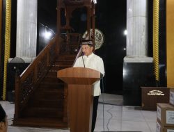 Kasatgas Tito Tarawih Bersama Warga, Siap Dukung Penyelesaian Masjid Agung Islamic Centre Lhokseumawe