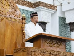 Kasatgas Tito Laksanakan Salat Subuh Berjamaah dan Salurkan Bantuan kepada Masyarakat Banda Aceh