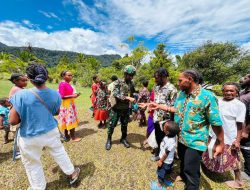 Komsos Satgas Yonif 521/DY Berbagi Buku Cerita dan Alkitab di Distrik Apalapsili