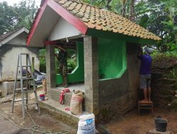 Menahan Lapar dan Dahaga, Satgas TMMD Ke-127 Kodim 0617/Majalengka Tetap Semangat Cat Pos Kamling