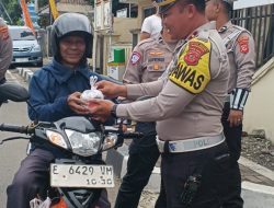 Satlantas Polres Majalengka Bagikan Takjil kepada Masyarakat yang Ngabuburit