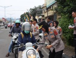 Polri untuk Masyarakat, Kapolres Majalengka Bagikan Takjil Kepada Pengendara