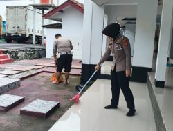 Anggota Satlantas Polres Majalengka Bersih-Bersih Masjid di Kecamatan Cigasong Jelang Tarawih