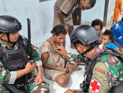 Satgas Pamtas Kewilayahan RI-PNG Yonif 410/Alg Berikan Yankes di Kampung Naikere