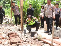 Kapolres Majalengka Laksanakan Pembongkaran dan Peletakan Batu Pertama Program Rumah Tidak Layak Huni di Empat Kecamatan