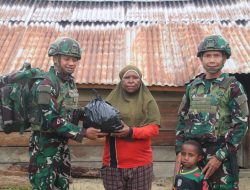 Ramadhan Berkah, Satgas Yonif 521/DY Anjangsana Berbagi di Rumah Warga Distrik Walesi