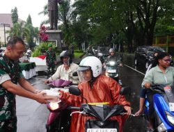 Hangatkan Ramadhan, Eratkan Silaturahmi, Dandim Boyolali Turun ke Jalan Bagikan Ratusan Paket Takjil