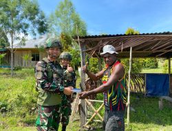 Berbagi Alkitab, Satgas Yonif 521/DY Pererat Silaturahmi di Kampung Wekolani