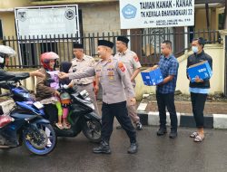 Kabagren Polres Majalengka Bersama Anggota dan Bhayangkari Bagikan Takjil kepada Warga yang Ngabuburit