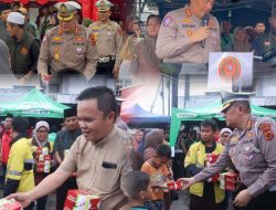Sinergi Tanpa Batas! Ditlantas Polda Jambi Gandeng Ratusan Ojol Tebar 1.200 Paket Kebaikan di Jalanan