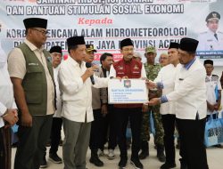 Mendagri dan Mensos Serahkan Bansos Tahap Pertama Hampir Rp900 Miliar kepada Masyarakat Terdampak Bencana