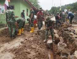 Meski Padat Kegiatan, Satgas TMMD Kodim 0617 Terus Lanjutkan Pembangunan Solokan