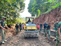 Dari Jalan Setapak Jadi Jalan 3 Meter, Satgas TMMD Kodim 0617/Majalengka Lakukan Pemadatan Jalan